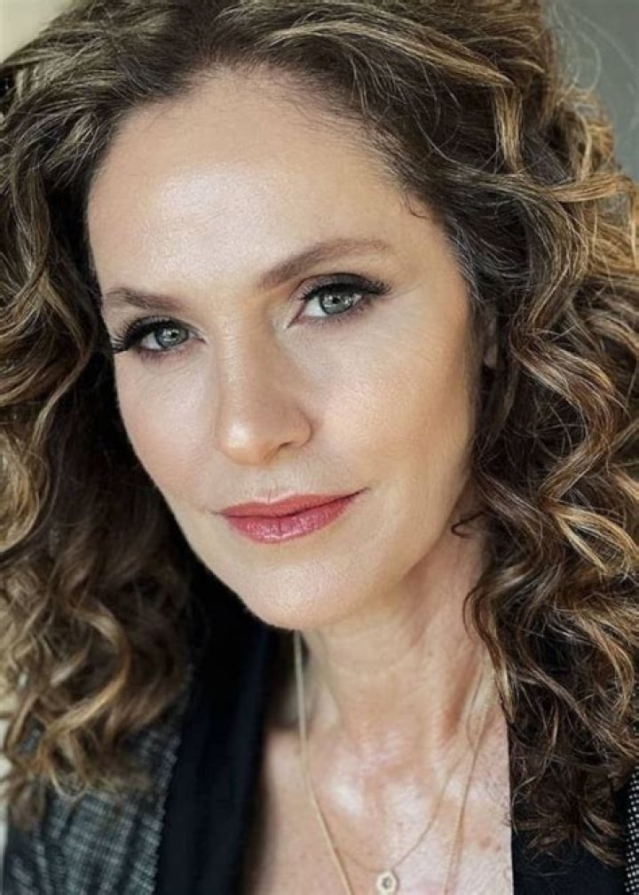 Amy Brenneman - Bio, Age, Wiki, Facts and Family