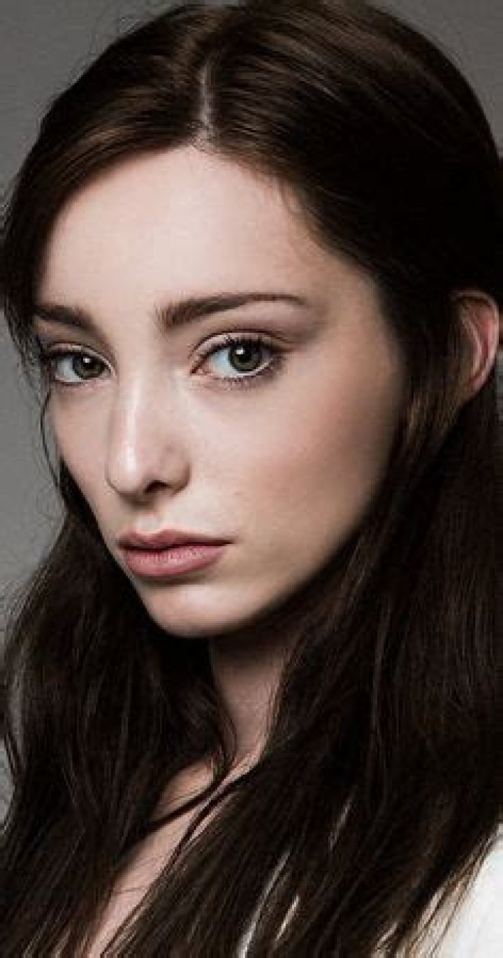 Emma Dumont - Bio, Age, Wiki, Facts and Family