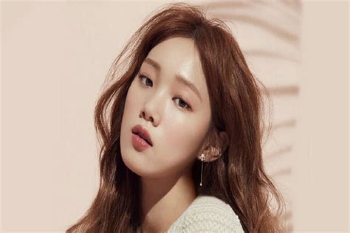 Lee Sung-Kyung - Bio, Age, Wiki, Facts and Family