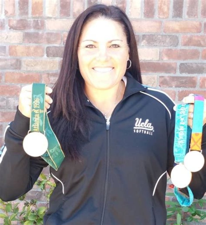 Lisa Fernandez - Bio, Age, Wiki, Facts and Family