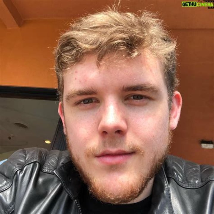 Sean Ryan Fox - Bio, Age, height, Wiki, Facts and Family